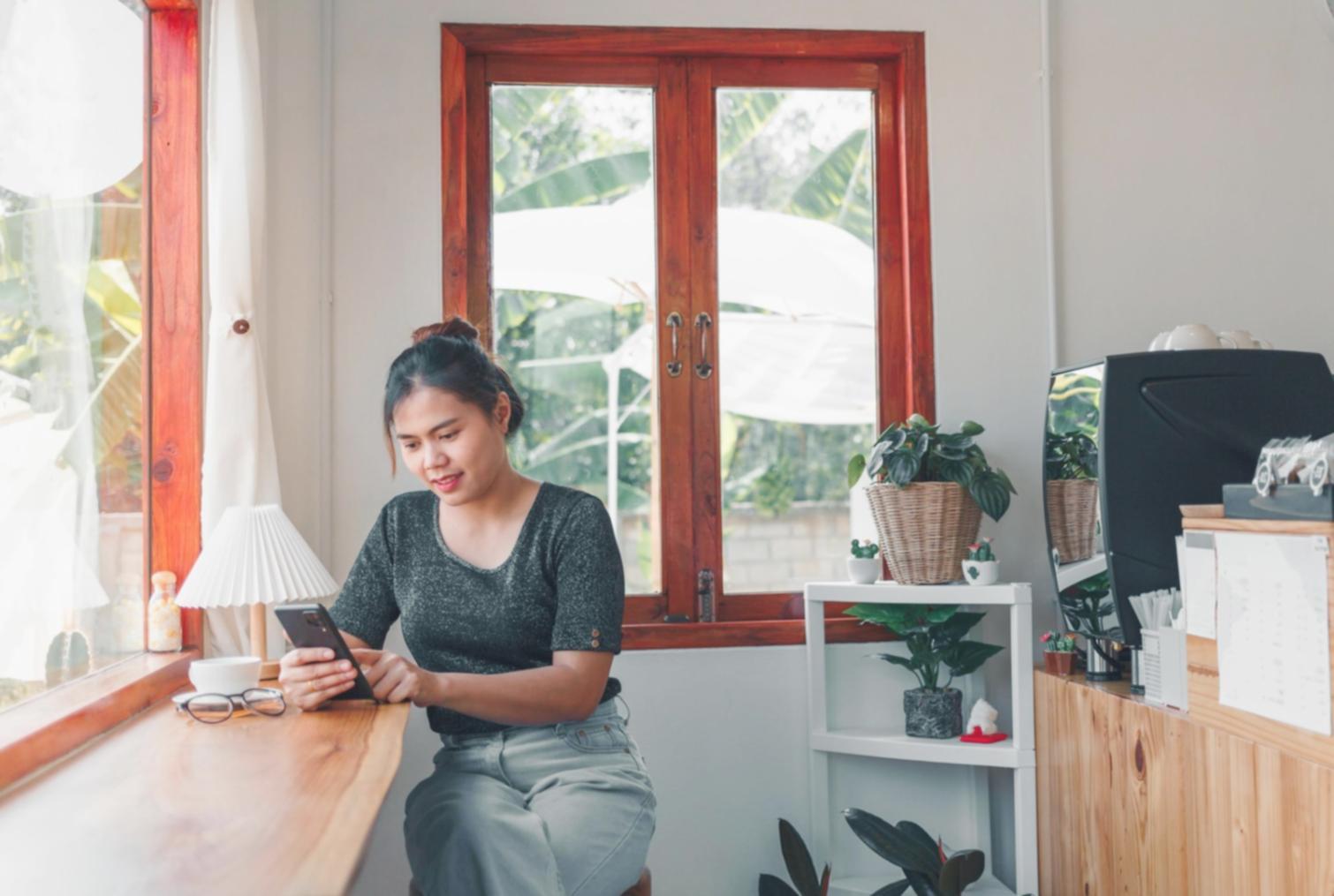 Finanzielle Dokumente und Taschenrechner auf einem Schreibtisch